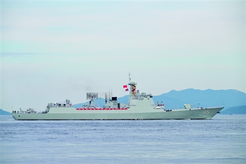 ●湛江舰,舷号165,是我国自主设计建造的052D型导弹驱逐舰,被广大军迷亲切称为“中华神盾”。作为人民海军的主力作战舰艇,该型舰隐身性能好、预警能力强,综合作战能力突出,是航母编队的“带刀侍卫”。湛江舰多次在国际场合登场亮相,先后参加国际海事和航空展、多国海上联合演习等活动。